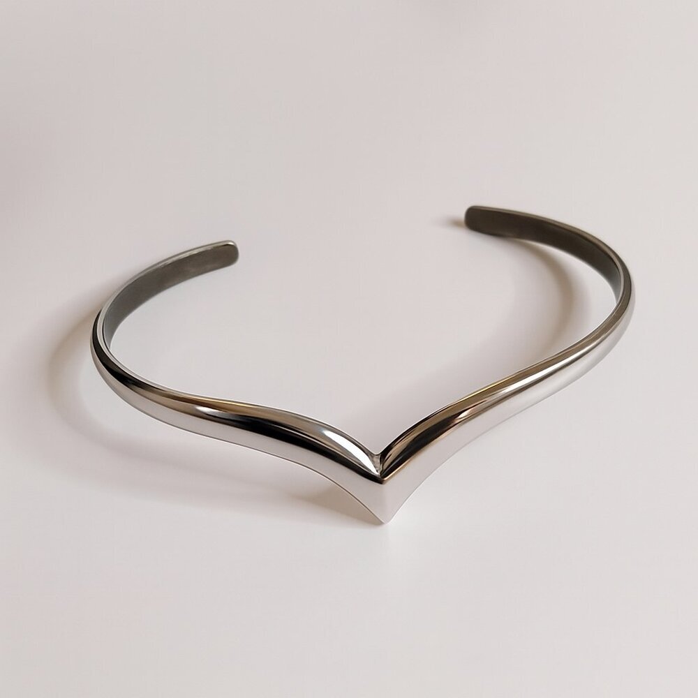 Signed Vintage Silver Tone Avon V design‎ Cuff